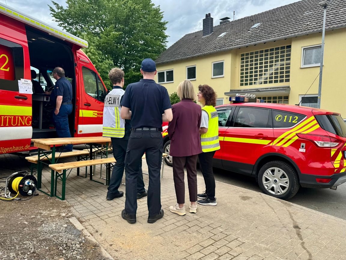 Ein von der Feuerwehr abgesperrtes Wohnhaus in Heiligenhaus.