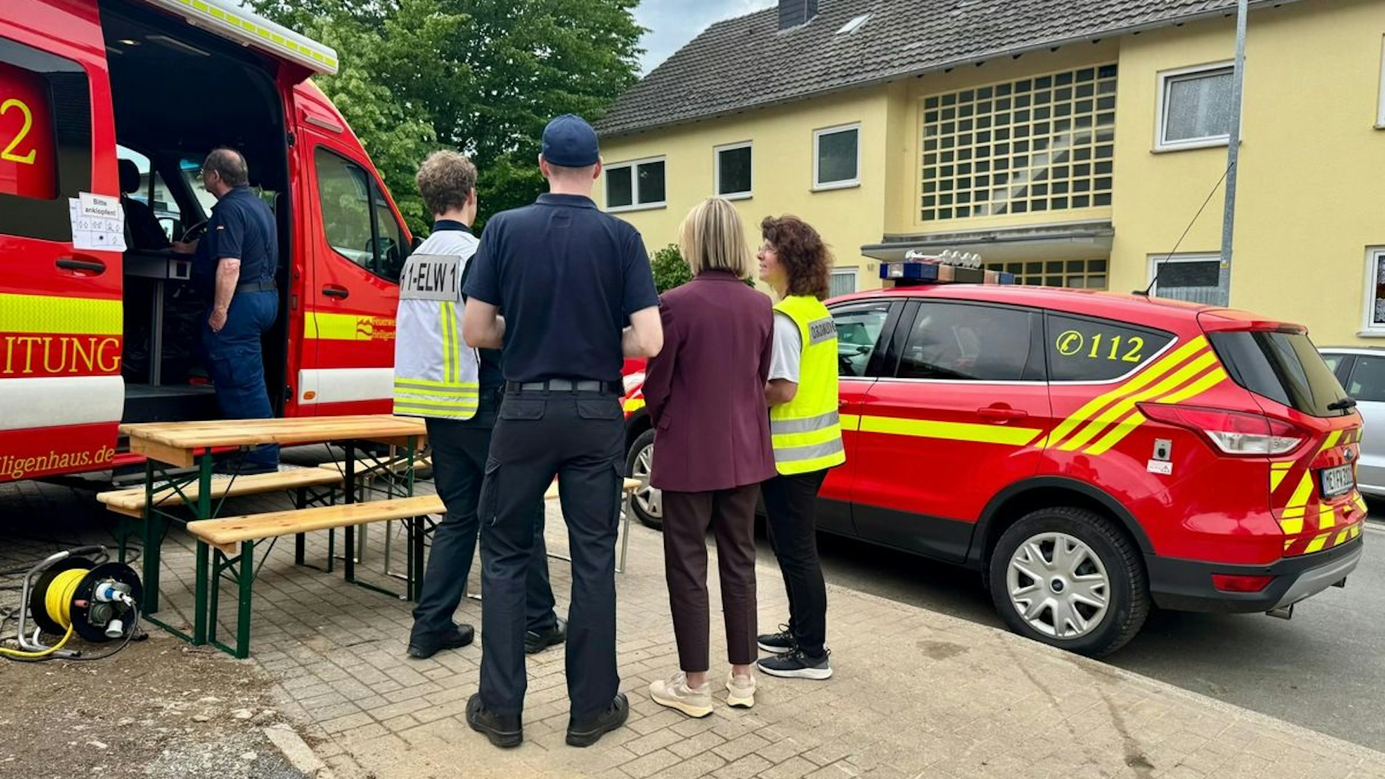 Ein von der Feuerwehr abgesperrtes Wohnhaus in Heiligenhaus.
