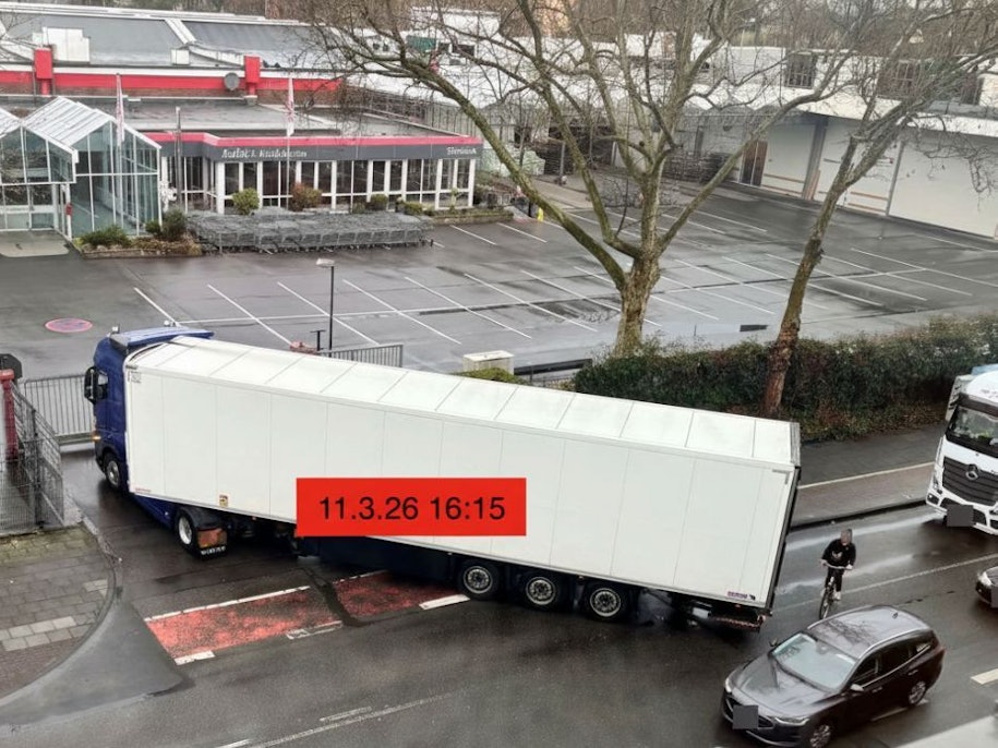 Lastwagen stehen vor dem Eingangstor zum Blumengroßmarkt in Köln-Riehl. Der wird jetzt vermehrt von Lkw angesteuert. Die Aufnahme wurde am 11. März 2026 um 16.15 Uhr aufgenommen.