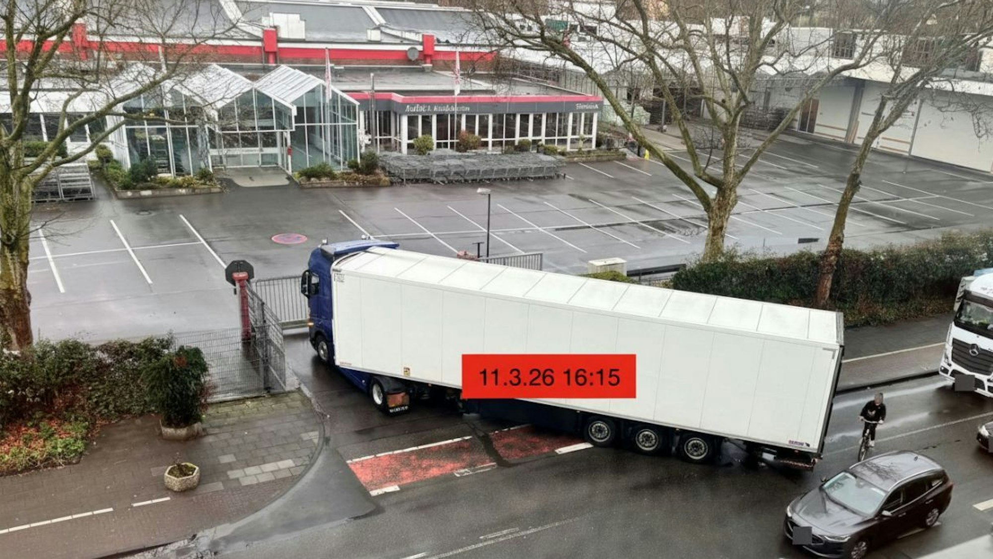 Lastwagen stehen vor dem Eingangstor zum Blumengroßmarkt in Köln-Riehl. Der wird jetzt vermehrt von Lkw angesteuert. Die Aufnahme wurde am 11. März 2026 um 16.15 Uhr aufgenommen.