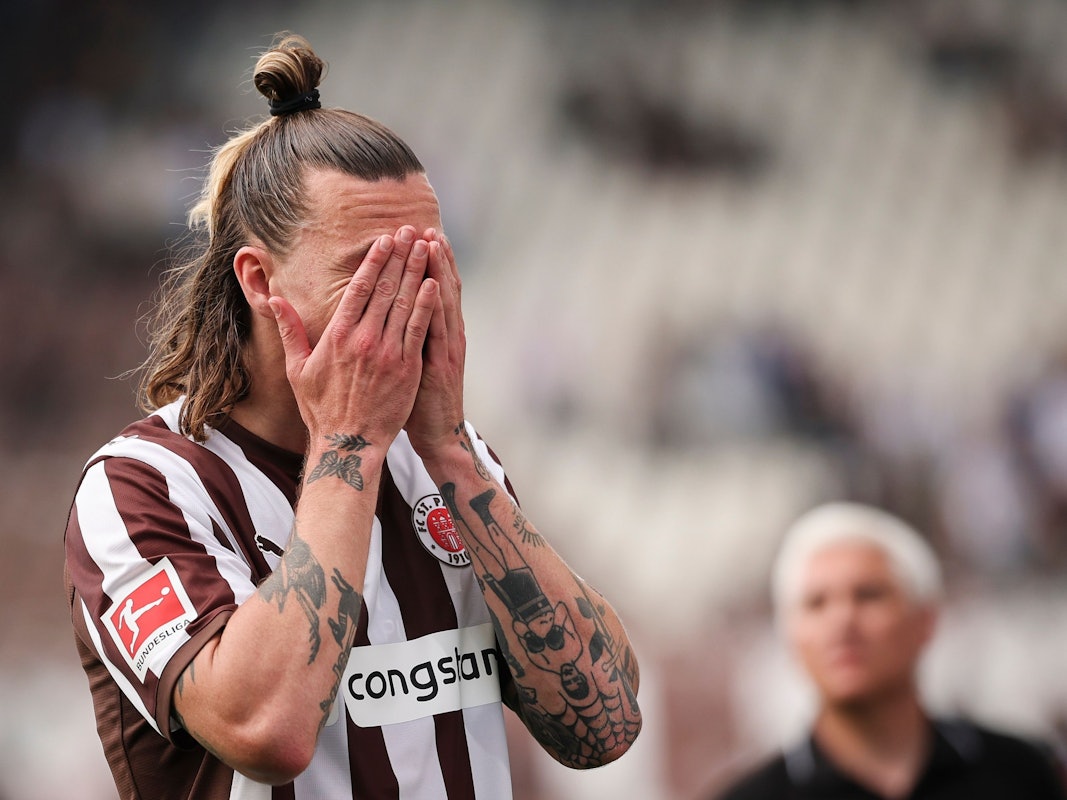 Jackson Irvine schlägt die Hände vor dem Kopf zusammen.