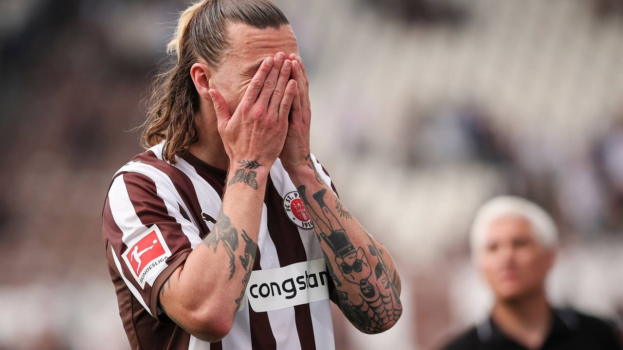 Jackson Irvine schlägt die Hände vor dem Kopf zusammen.