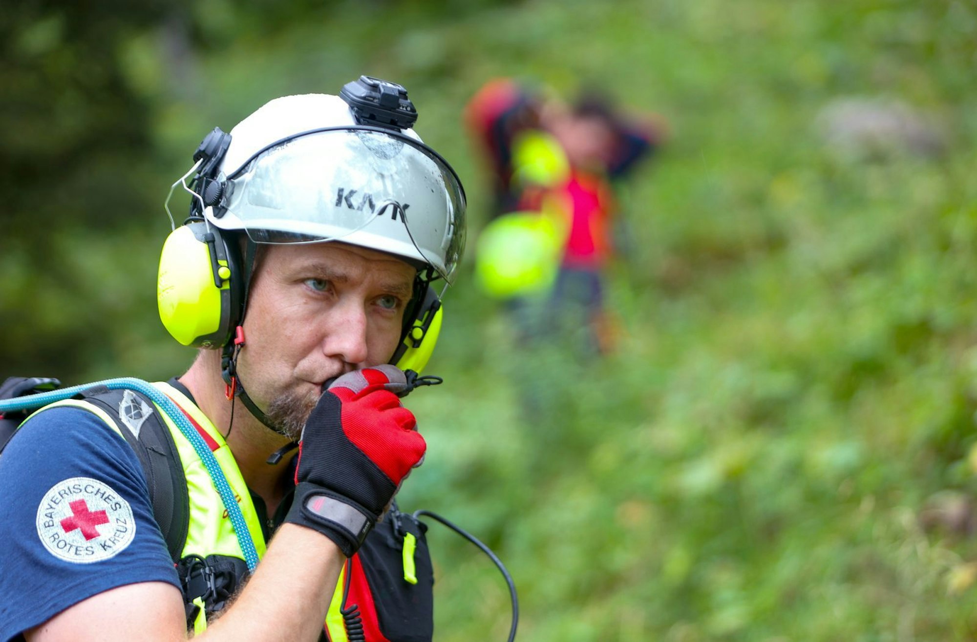 Einsatz der Bergwacht Ramsau: Im Team müssen die Aktionen der Bergretter gut vorbereitet sein. (Bild: BR / Timeline Production)