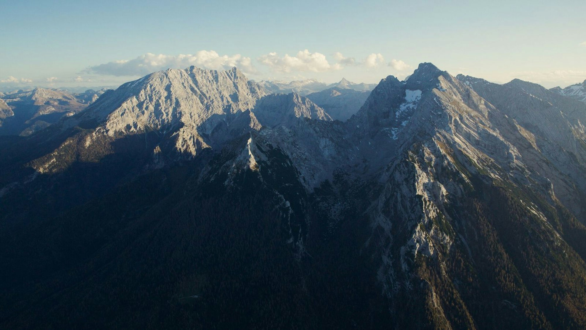 Ein Blick auf den Gebirgsstock von Watzmann und Hochkalter. Schon beim Anblick kann es einem schwindelig werden. (Bild: BR / Timeline Production)