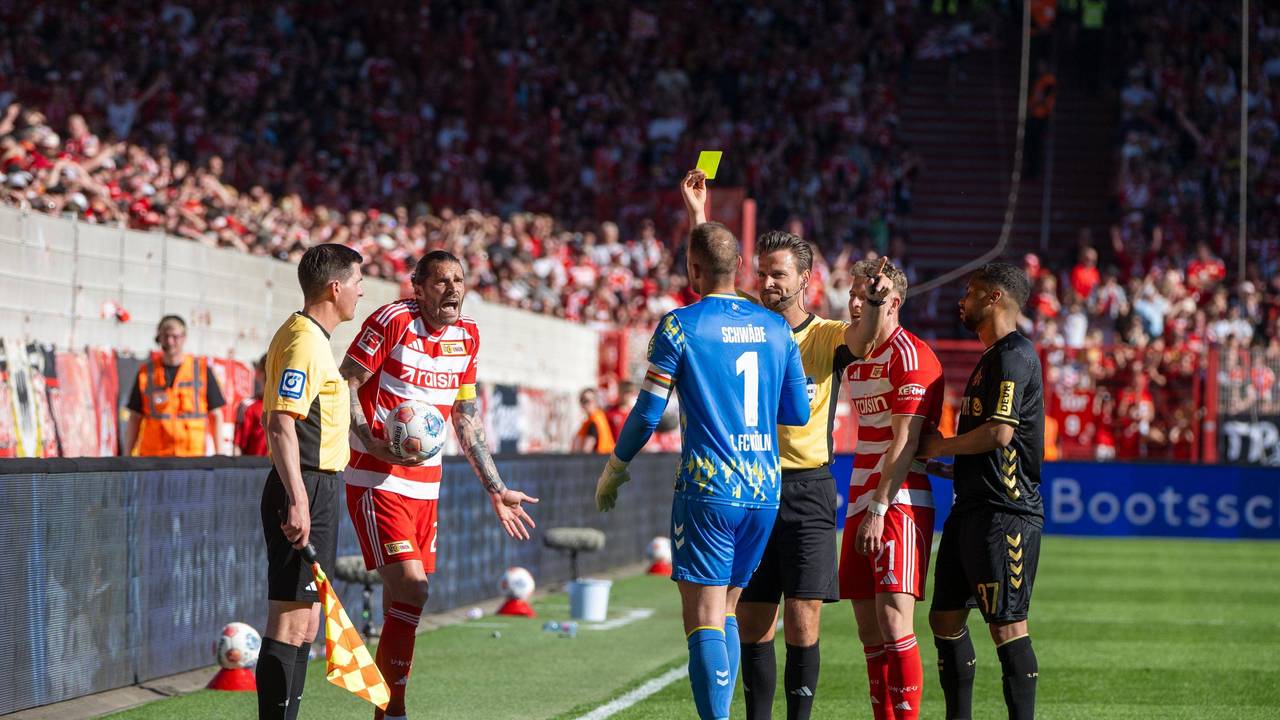 Marvin Schwäbe sieht Gelb gegen Union.