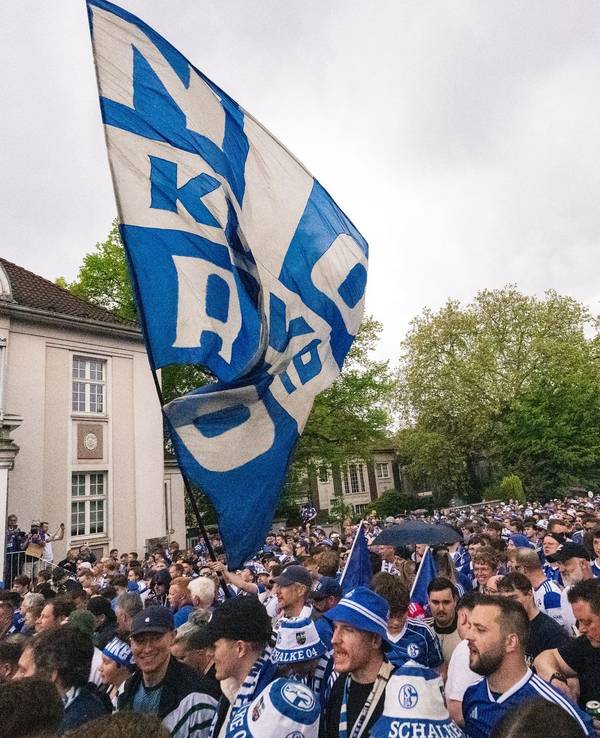 Der Fanmarsch mit zehntausenden Anhänger verlief friedlich.