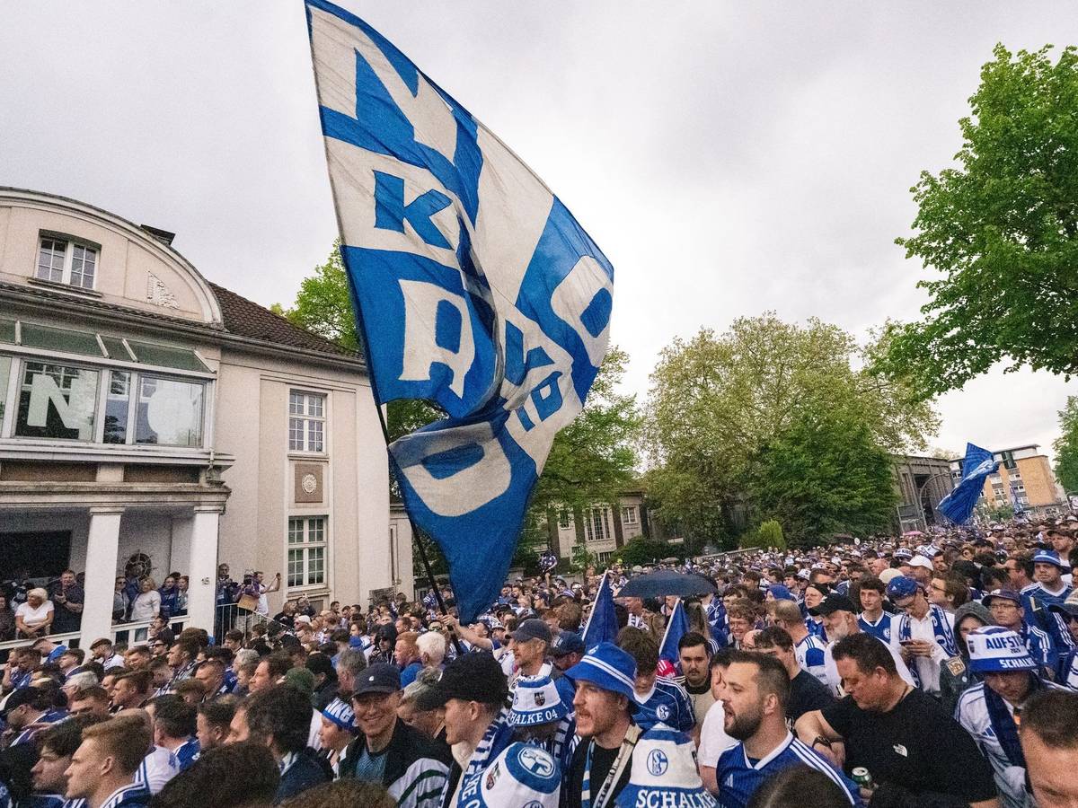 Der Fanmarsch mit zehntausenden Anhänger verlief friedlich.