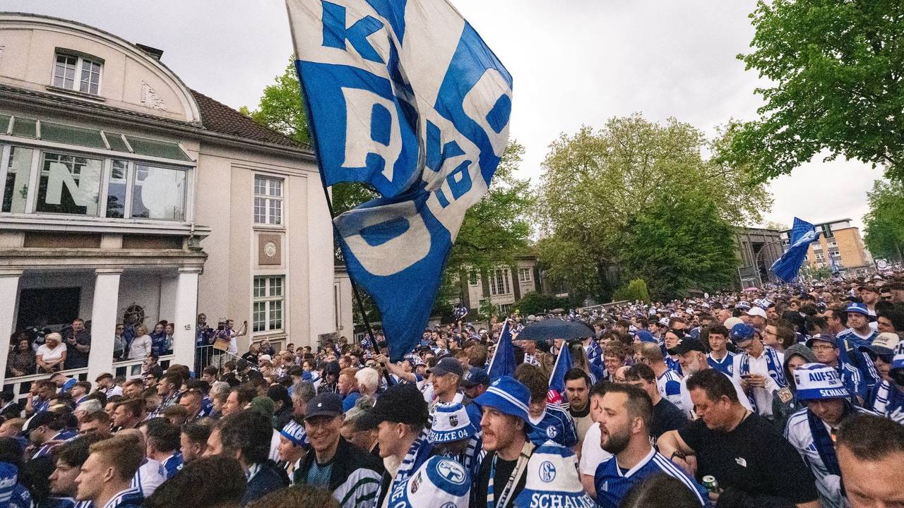 Der Fanmarsch mit zehntausenden Anhänger verlief friedlich.