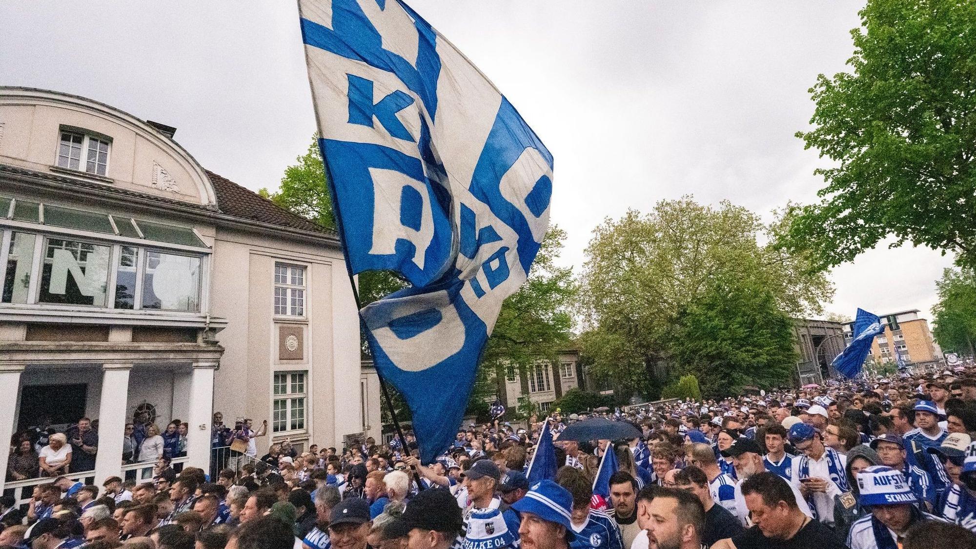 Der Fanmarsch mit zehntausenden Anhänger verlief friedlich.