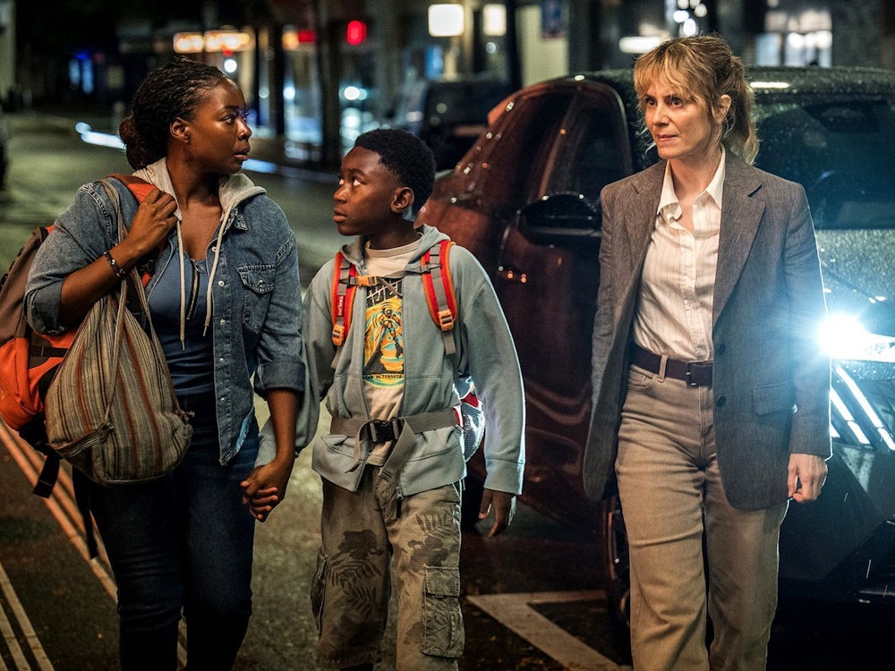 Mit der Geschichte um Moya Alemu (Nambitha Ben-Mazwi, links) und ihren Sohn Yaro Alemu (André Nkot Olinga) rückte der Zürich-“Tatort: Könige der Nacht“ mit Kommissarin Isabelle Grandjean (Anna Pieri Zuercher) auch das Schicksal von illegal in der Schweiz lebenden Migranten in den Fokus. (Bild: SRF/Pascal Mora)