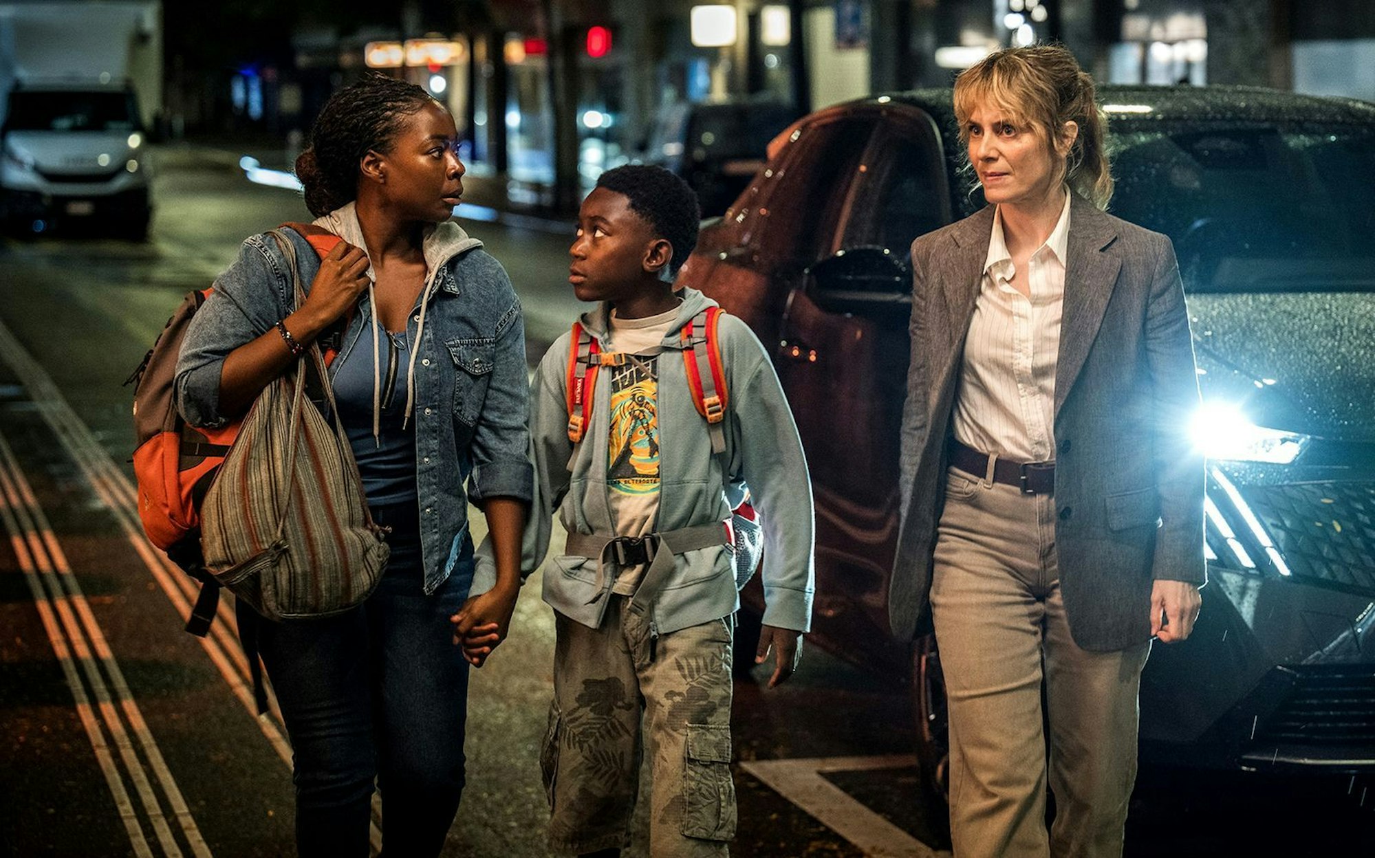 Mit der Geschichte um Moya Alemu (Nambitha Ben-Mazwi, links) und ihren Sohn Yaro Alemu (André Nkot Olinga) rückte der Zürich-“Tatort: Könige der Nacht“ mit Kommissarin Isabelle Grandjean (Anna Pieri Zuercher) auch das Schicksal von illegal in der Schweiz lebenden Migranten in den Fokus. (Bild: SRF/Pascal Mora)
