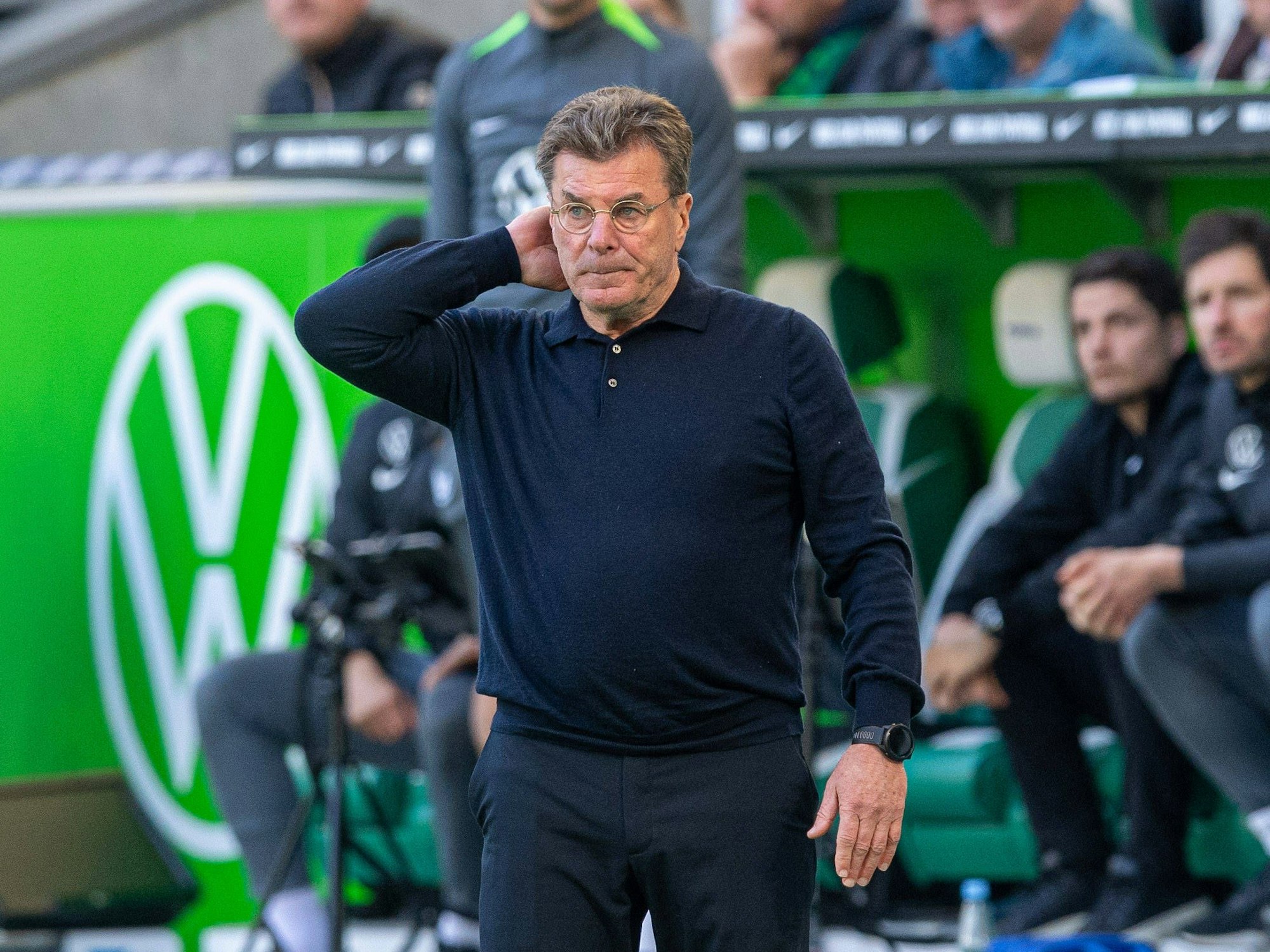 Wolfsburg-Trainer Dieter Hecking kratzt sich am Kopf.