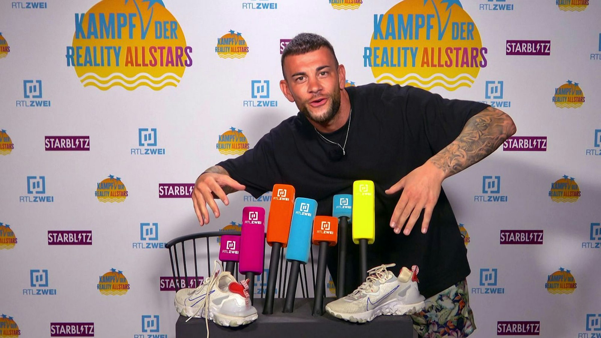 Sams Schuhe klauen? Kein Problem für Serkan! (Bild: RTLZWEI)