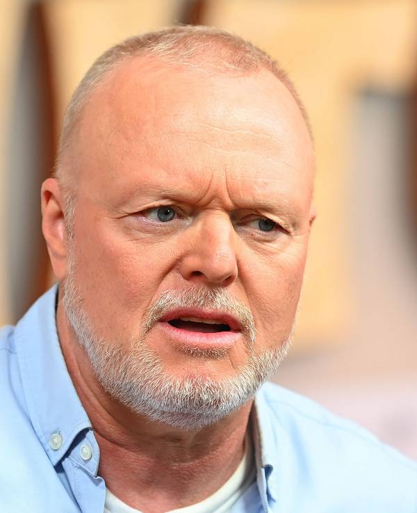 Stefan Raab mit Bart und blauem Hemd