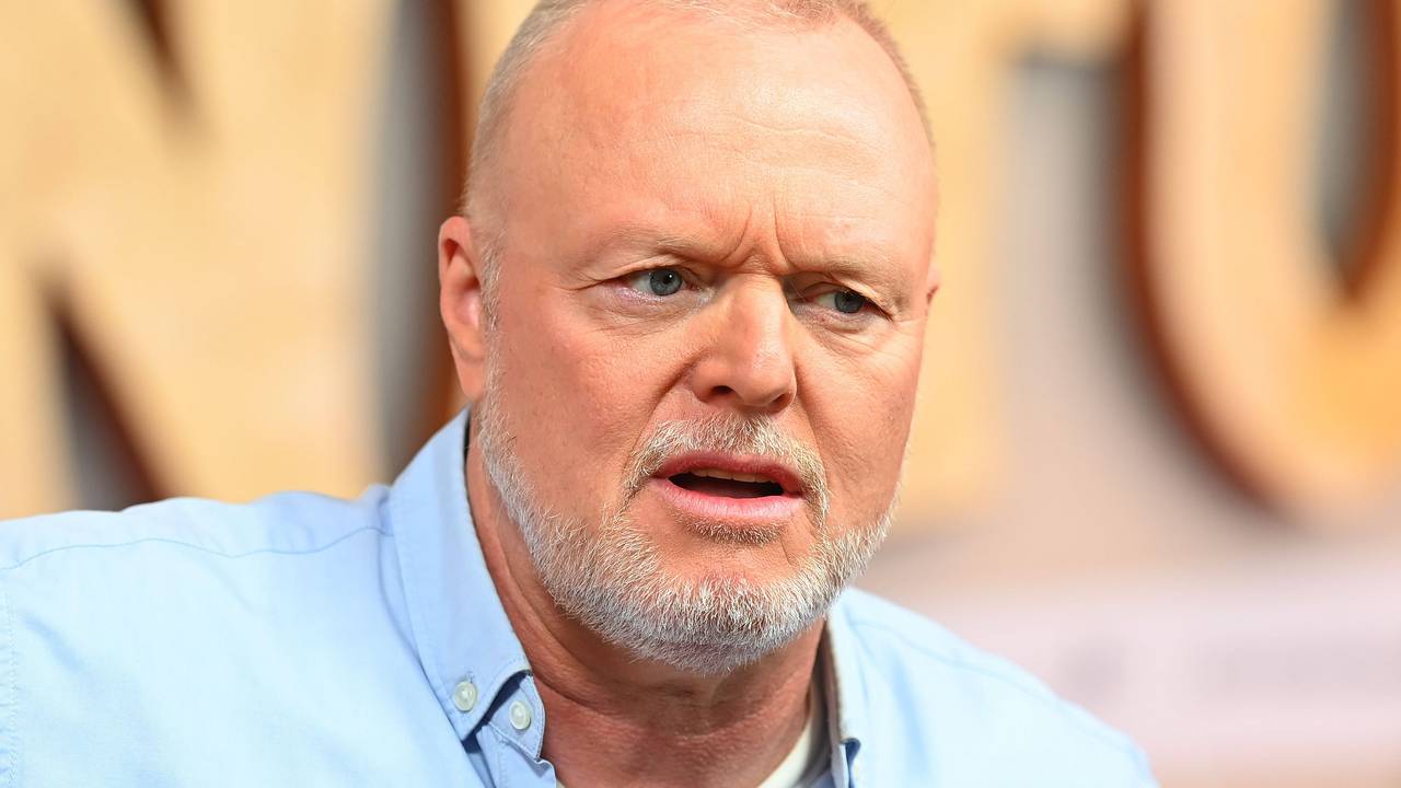 Stefan Raab mit Bart und blauem Hemd