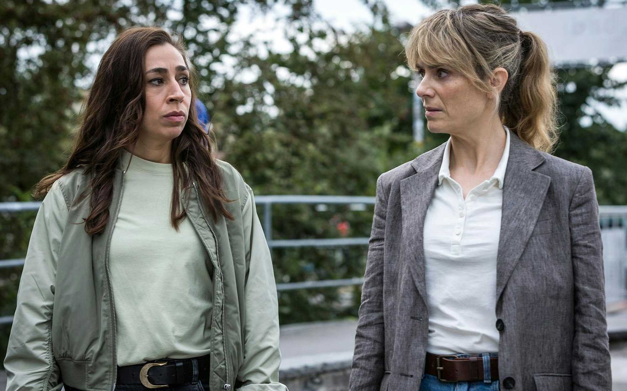 Nach einem Leichenfund in der Limmat waren die Kommissarinnen Tessa Ott (Carol Schuler, links) und Isabelle Grandjean (Anna Pieri Zuercher) schockiert von der Brutalität der Täter. (Bild: SRF/Sava Hlavacek)