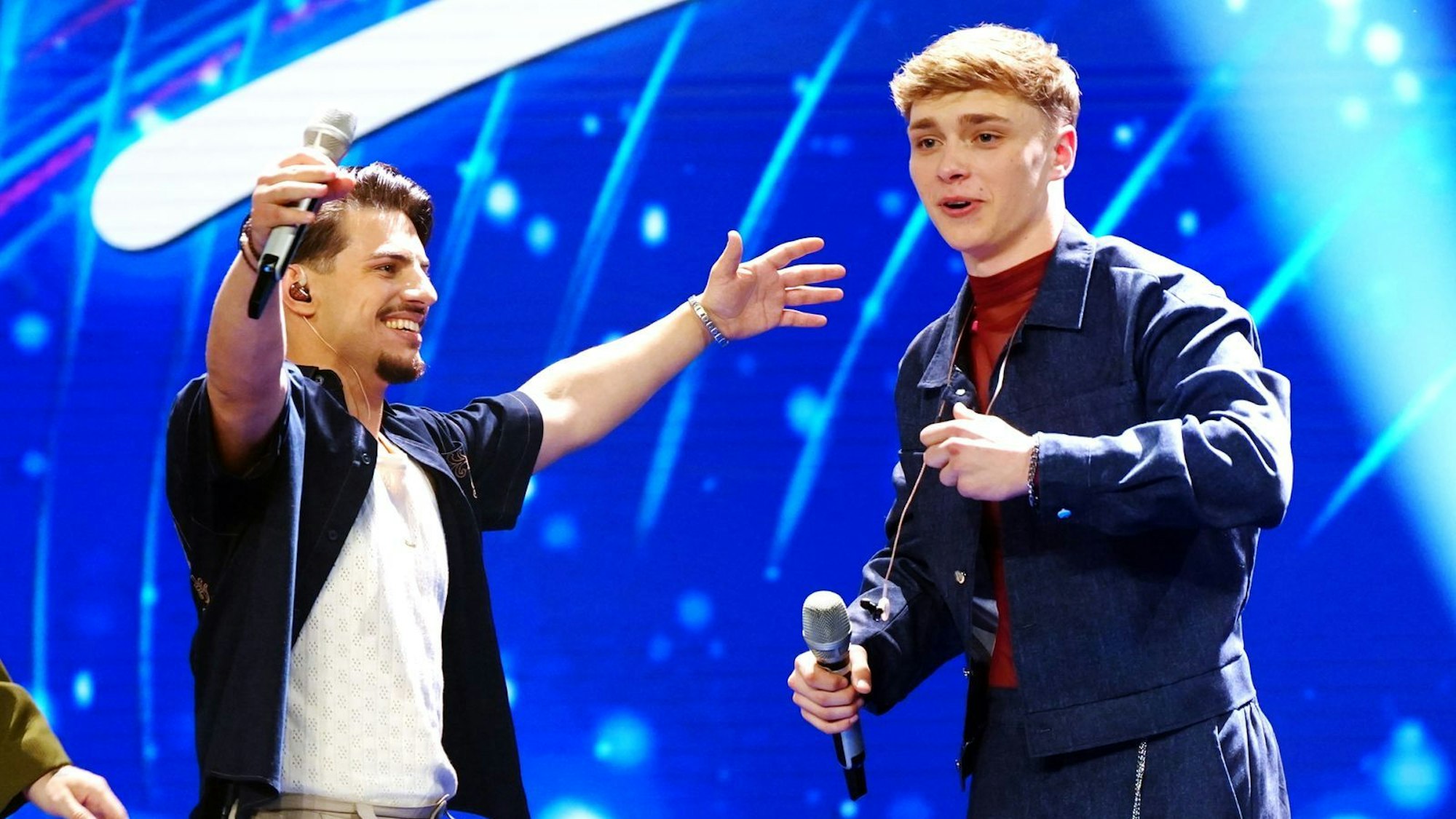 Der vierte Finalist wird Tyrell. Kontrahent Paco freut sich mit ihm. (Bild: RTL/Stefan Gregorowius)
