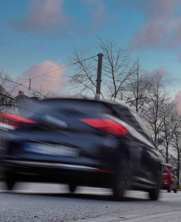 Mobiler Blitzer in der Innenstadt von Köln (Archivbild): 451.735 Geschwindigkeitsverstöße wurden 2025 von der Stadt Köln erfasst.