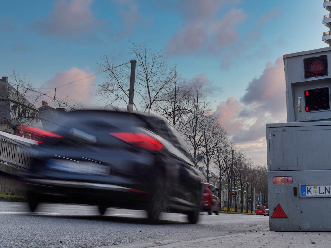 Mobiler Blitzer in der Innenstadt von Köln (Archivbild): 451.735 Geschwindigkeitsverstöße wurden 2025 von der Stadt Köln erfasst.