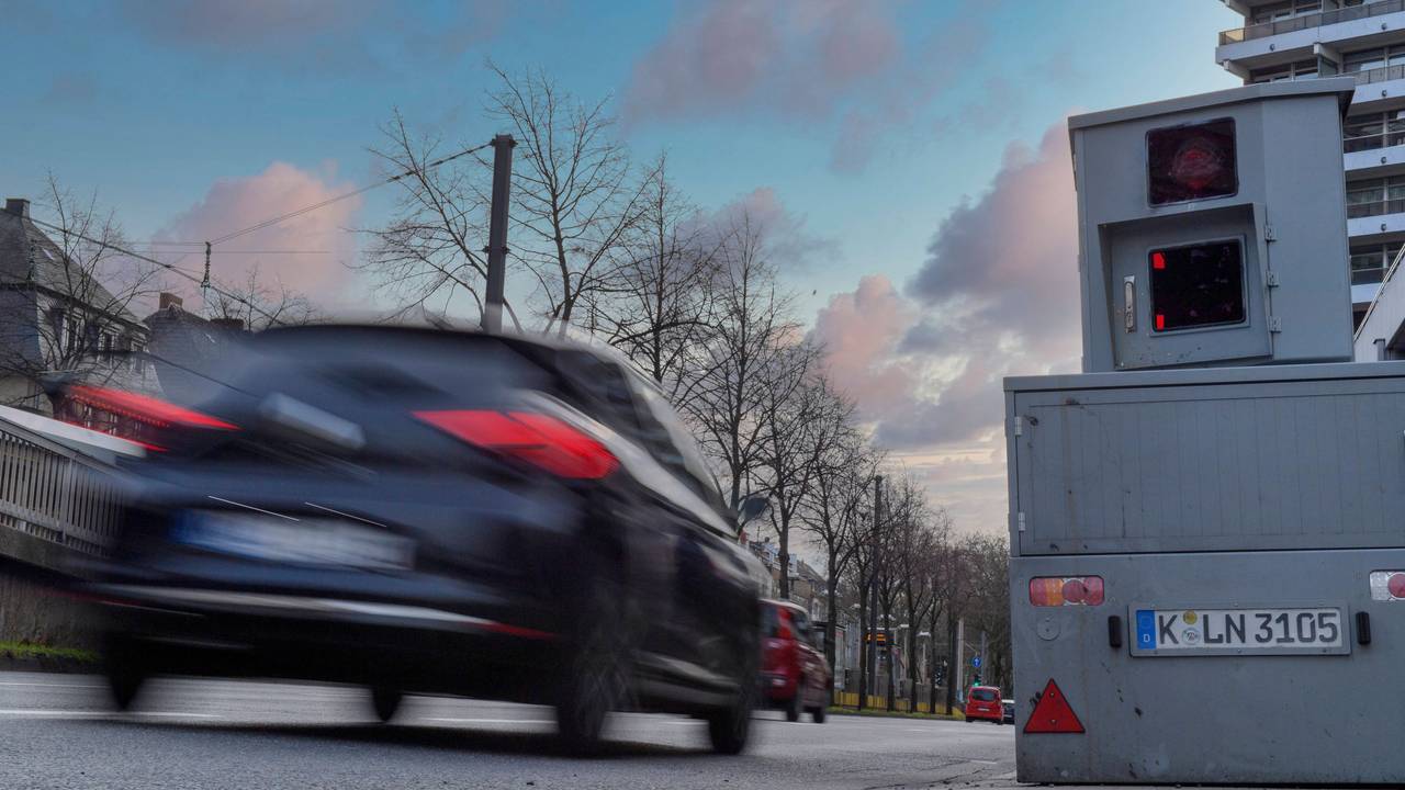 Mobiler Blitzer in der Innenstadt von Köln (Archivbild): 451.735 Geschwindigkeitsverstöße wurden 2025 von der Stadt Köln erfasst.