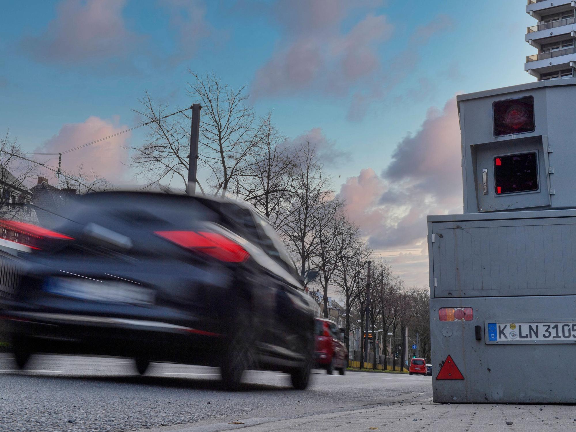 Mobiler Blitzer in der Innenstadt von Köln (Archivbild): 451.735 Geschwindigkeitsverstöße wurden 2025 von der Stadt Köln erfasst.