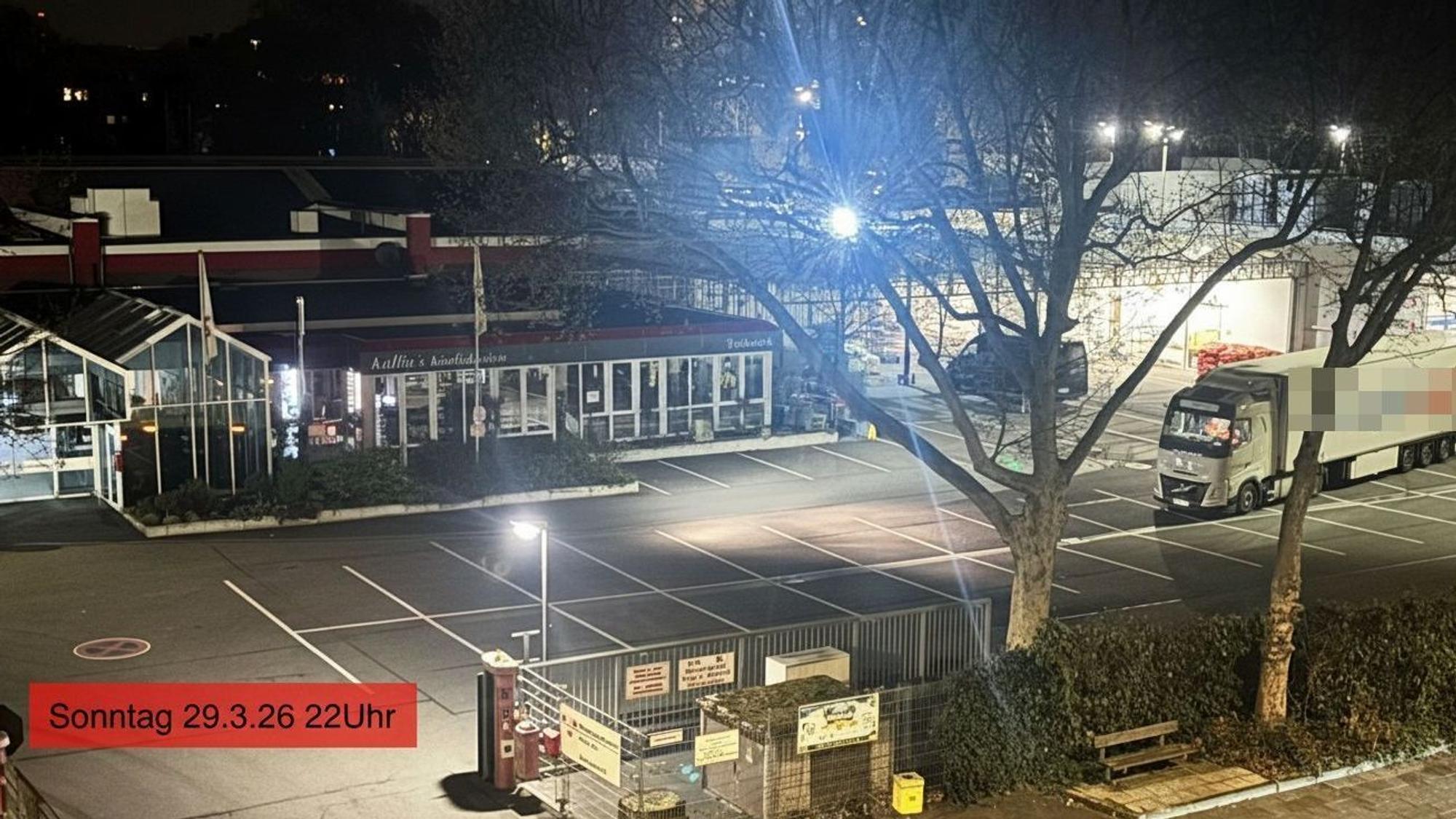 Auch am Abend herrscht hier noch Lkw-Verkehr.