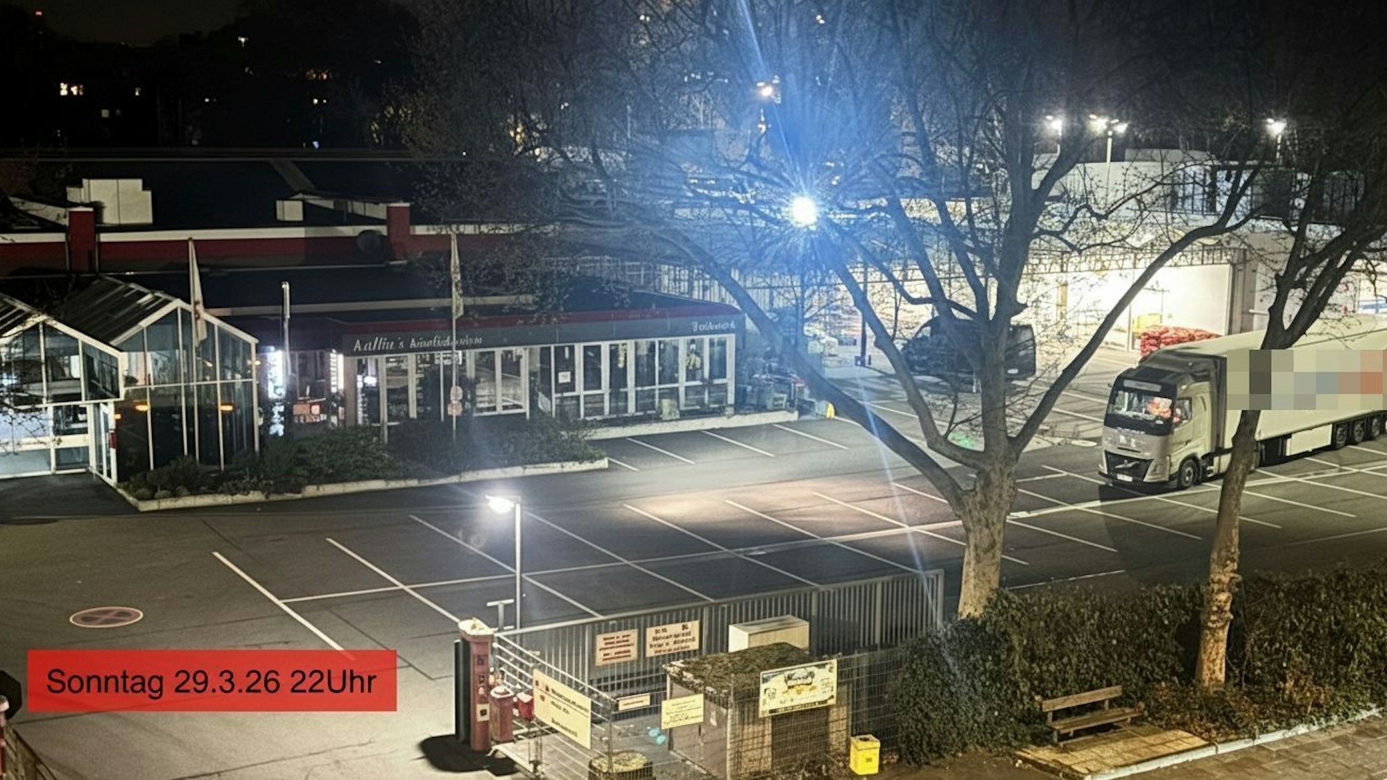 Auch am Abend herrscht hier noch Lkw-Verkehr.