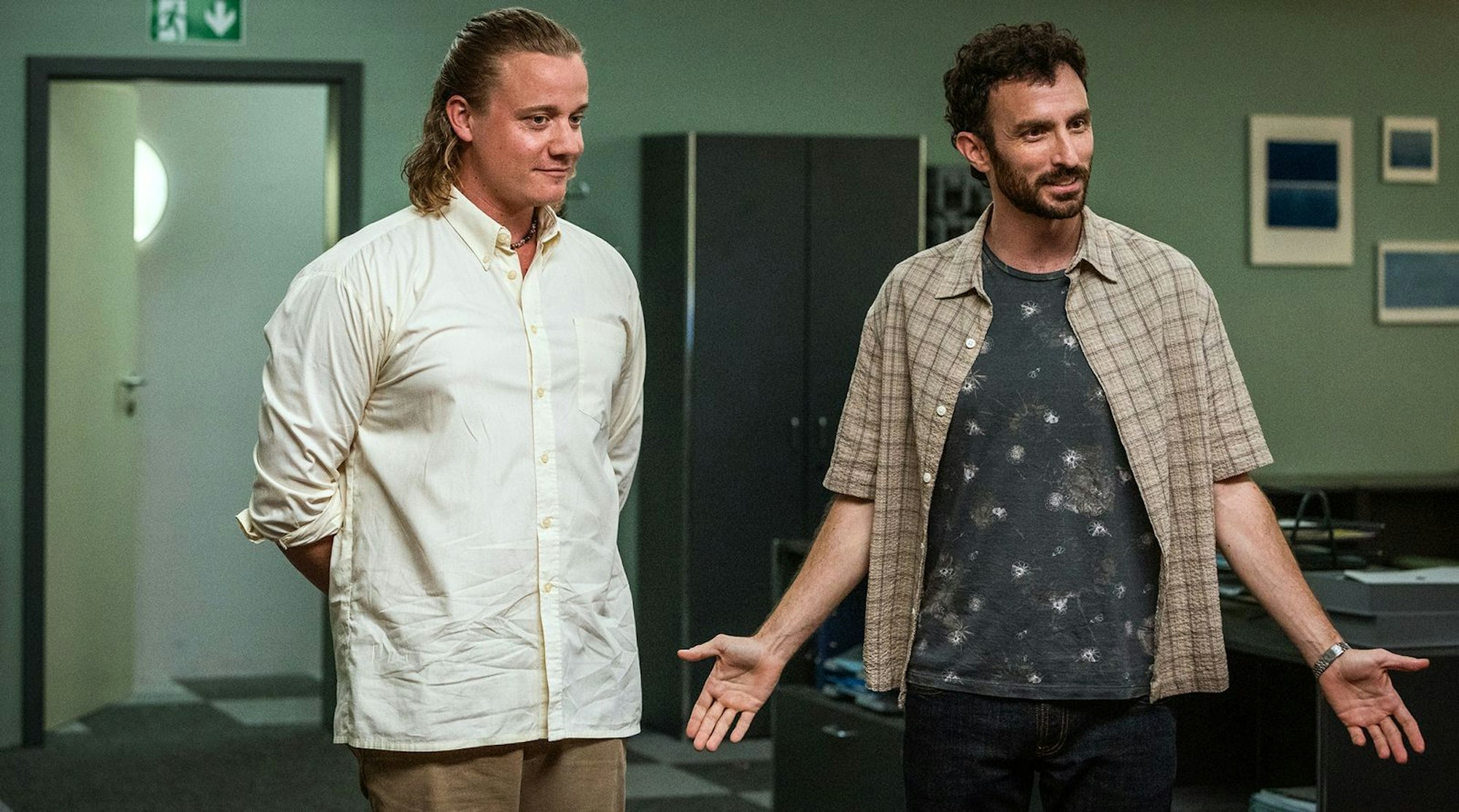Der IT-Experte Noah Löwenherz (Aaron Arens, rechts) plante ein Sabbatical. Justus Reynier (Basil Eidenbenz) sollte ihn in der Zwischenzeit vertreten. Doch dann wurde letzterer als Mörder überführt. (Bild: SRF/Sava Hlavacek)