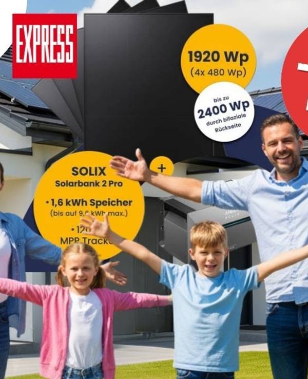 Kleines Kraftwerk Quattro Balkonkraftwerk Set mit Solarmodulen mit 1920 Wp und Anker Solarbank 2 E1600 Pro. Eine freudig strahlende Familie steht im Vorgarten eines Wohnhauses.