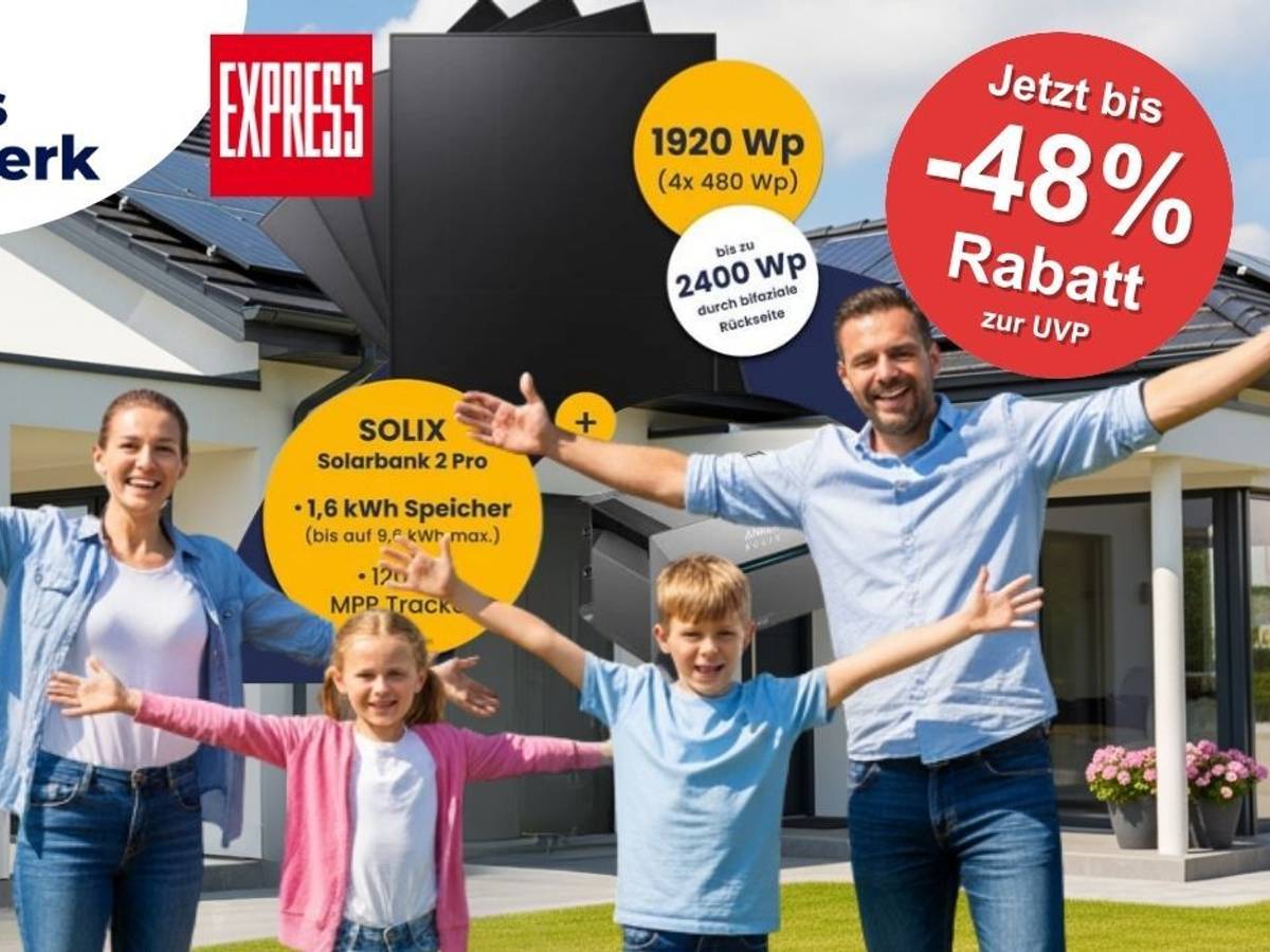 Kleines Kraftwerk Quattro Balkonkraftwerk Set mit Solarmodulen mit 1920 Wp und Anker Solarbank 2 E1600 Pro. Eine freudig strahlende Familie steht im Vorgarten eines Wohnhauses.