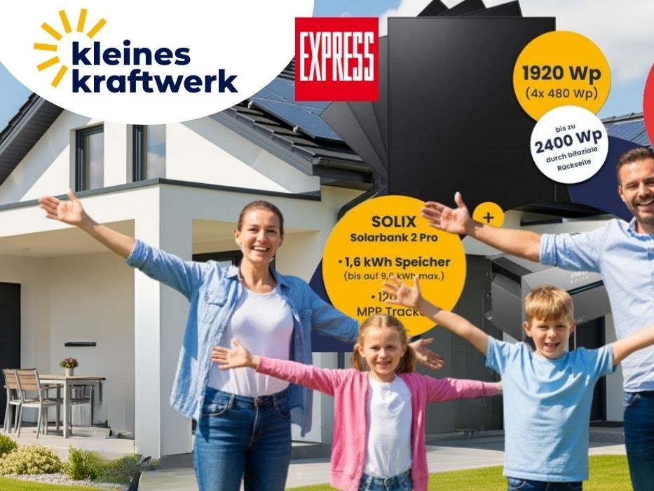 Kleines Kraftwerk Quattro Balkonkraftwerk Set mit Solarmodulen mit 1920 Wp und Anker Solarbank 2 E1600 Pro. Eine freudig strahlende Familie steht im Vorgarten eines Wohnhauses.