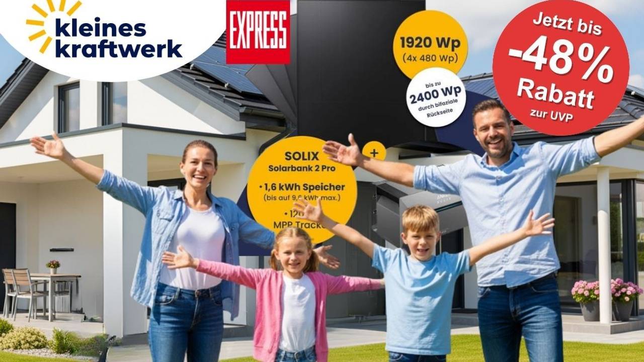 Kleines Kraftwerk Quattro Balkonkraftwerk Set mit Solarmodulen mit 1920 Wp und Anker Solarbank 2 E1600 Pro. Eine freudig strahlende Familie steht im Vorgarten eines Wohnhauses.