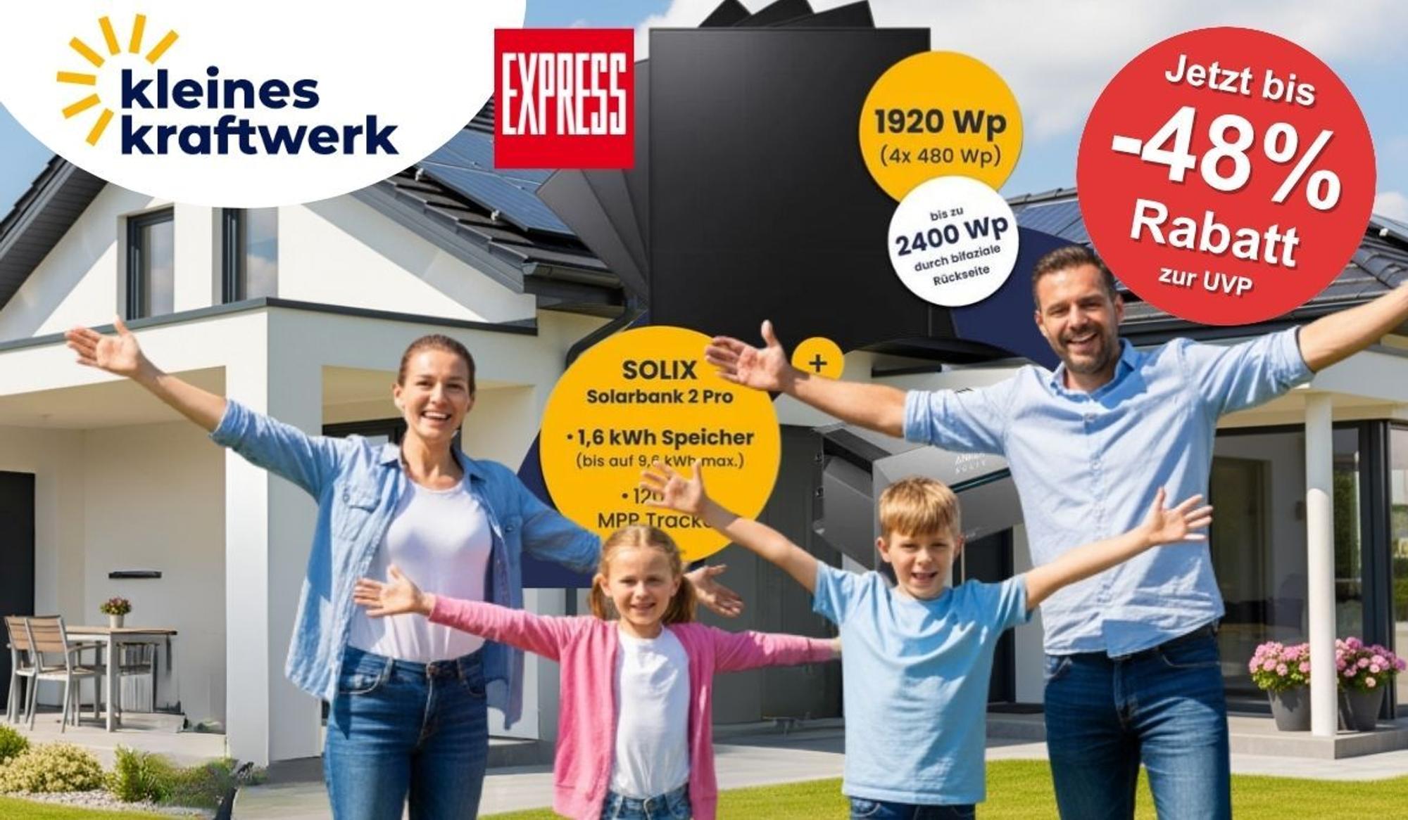 Kleines Kraftwerk Quattro Balkonkraftwerk Set mit Solarmodulen mit 1920 Wp und Anker Solarbank 2 E1600 Pro. Eine freudig strahlende Familie steht im Vorgarten eines Wohnhauses.