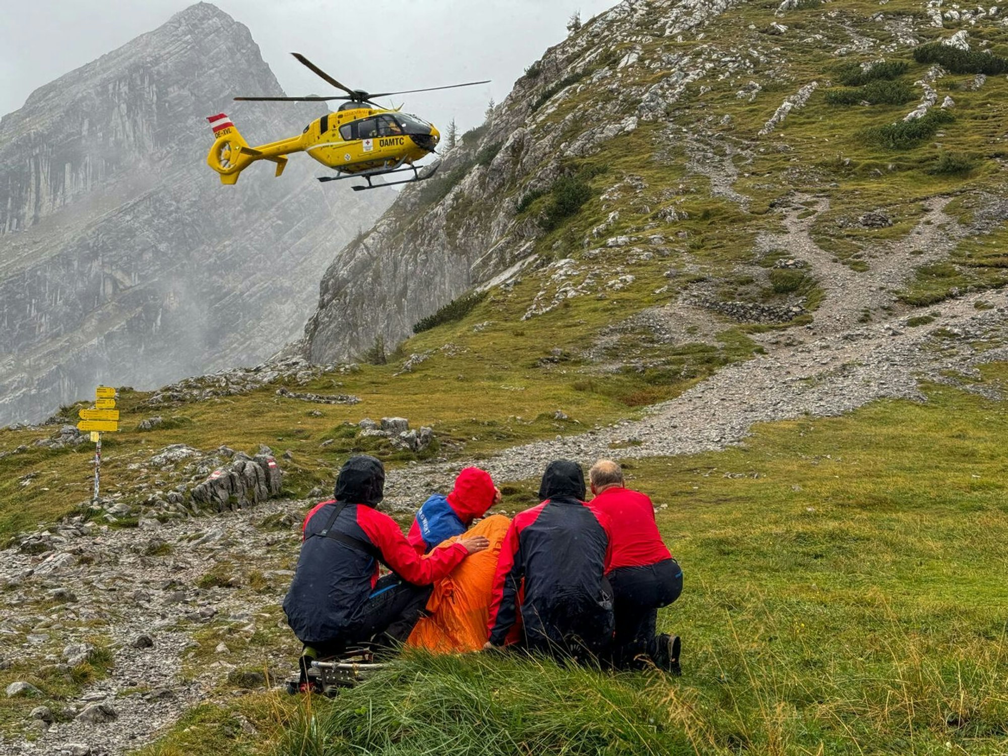 Luftrettung am Watzmann. Ob Leichtsinn oder Abenteuerlust zum Unfall führte, spielt für die Bergretter keine Rolle. (Bild: BR / Timeline Production)