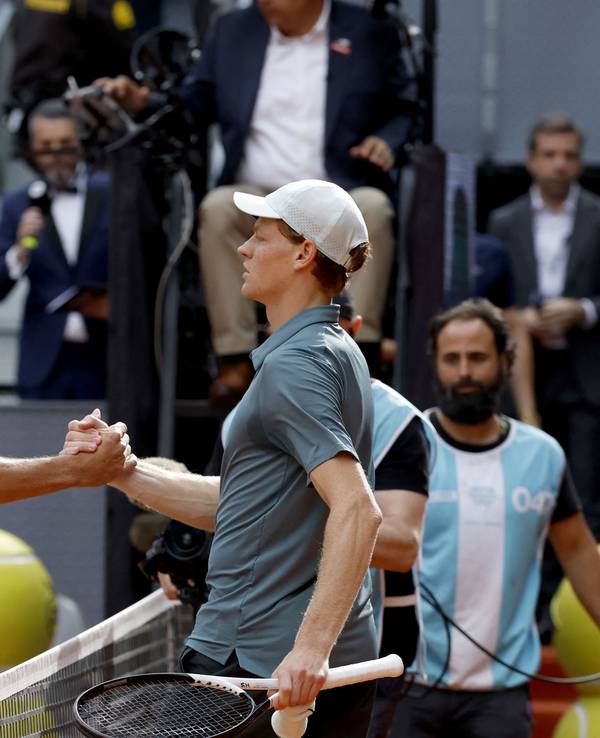 Alexander Zverev gratuliert Jannik Sinner am Netz.