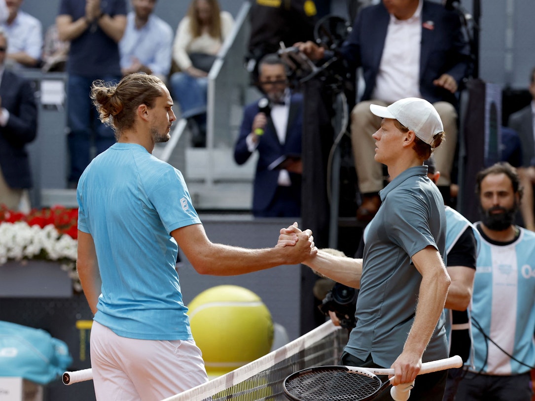 Alexander Zverev gratuliert Jannik Sinner am Netz.