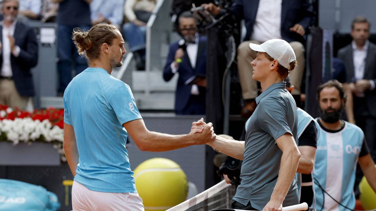 Alexander Zverev gratuliert Jannik Sinner am Netz.