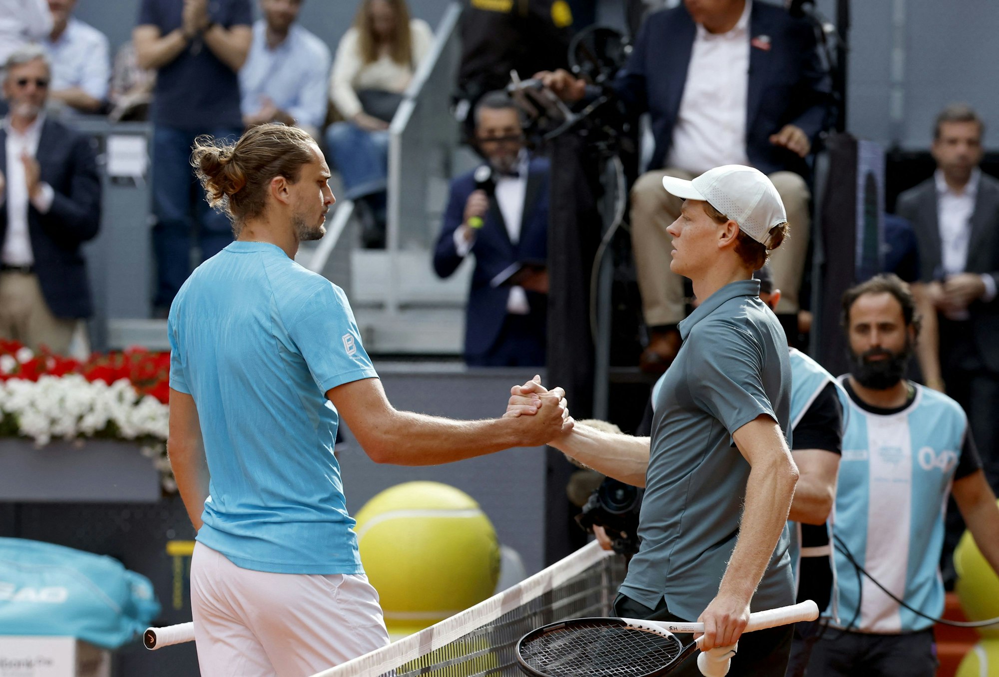 Alexander Zverev gratuliert Jannik Sinner am Netz.
