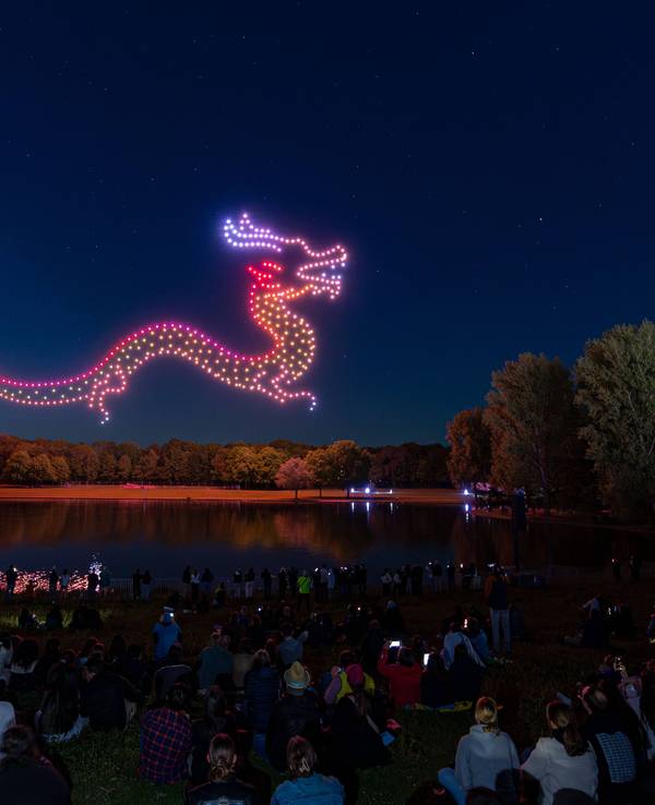 Die 40. Auflage von Rhein in Flammen in der Bonner Rheinaue: Der Freitagabend endete mit einer Drohnenshow.