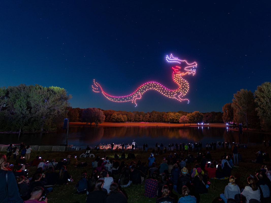 Die 40. Auflage von Rhein in Flammen in der Bonner Rheinaue: Der Freitagabend endete mit einer Drohnenshow.