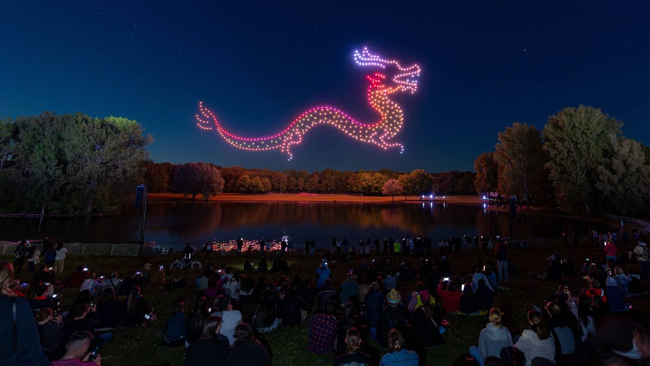 Die 40. Auflage von Rhein in Flammen in der Bonner Rheinaue: Der Freitagabend endete mit einer Drohnenshow.