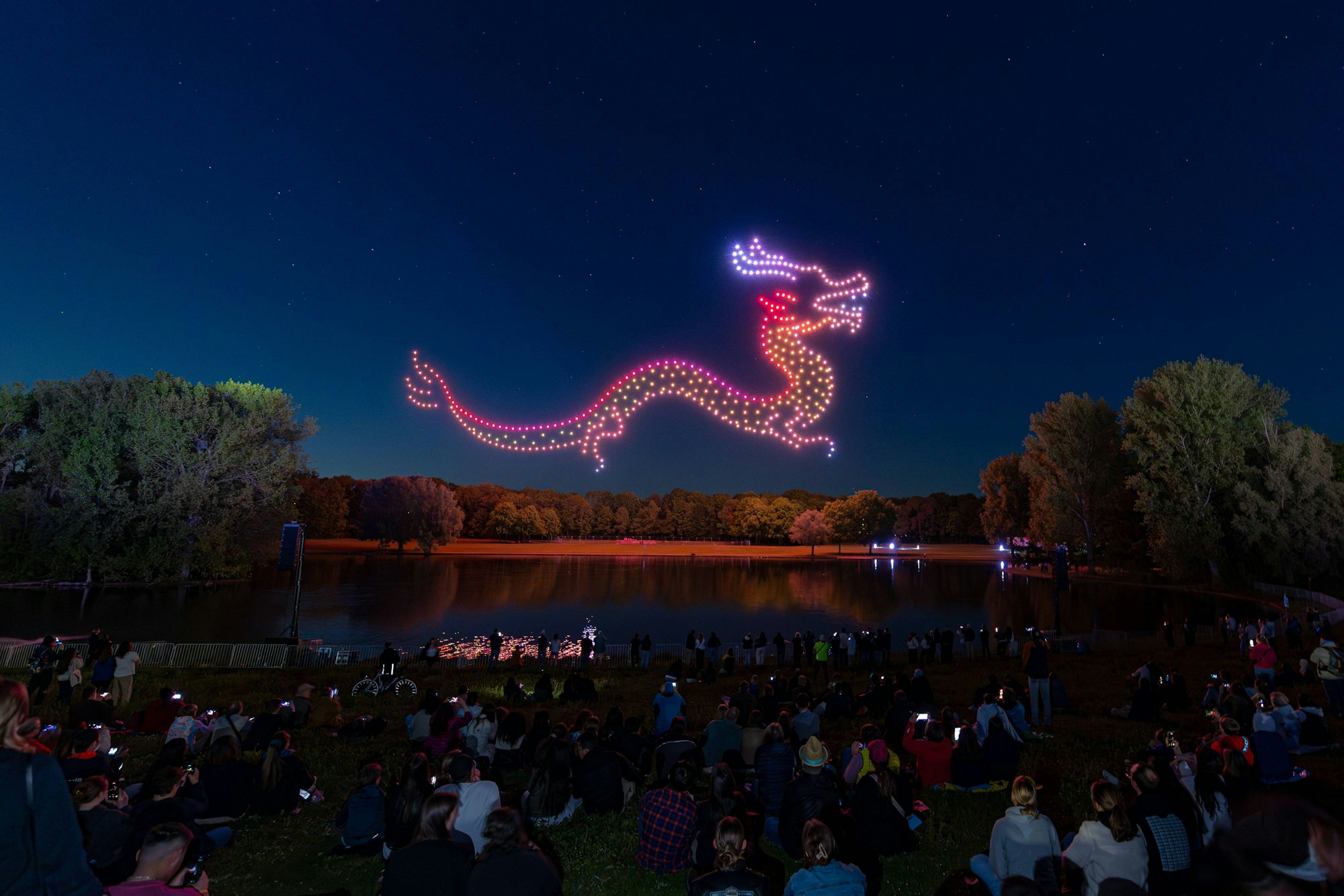 Die 40. Auflage von Rhein in Flammen in der Bonner Rheinaue: Der Freitagabend endete mit einer Drohnenshow.