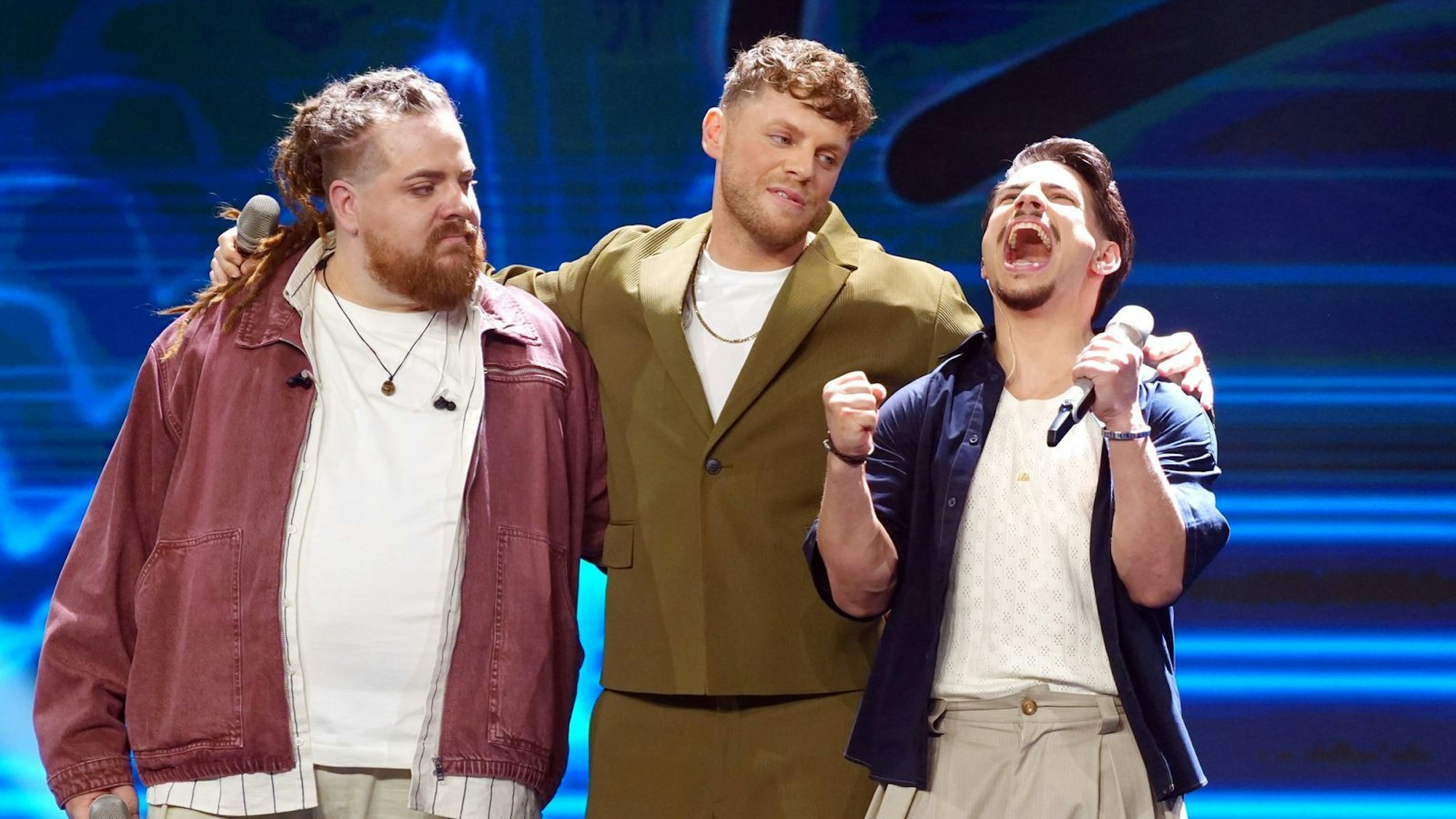 Fünfter und letzter Finalist wird Paco (rechts)! Er jubelt, aber für Lex (links) und Maric ist der Superstar-Traum damit ausgeträumt. Nächsten Samstag wird der Superstar gekrönt. (Bild: RTL/Stefan Gregorowius)