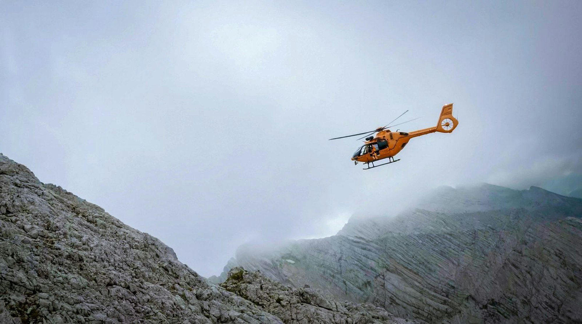 Ein Einsatz der Bergwacht Ramsau am Watzmann. Wenn der georderte Hubschrauber Nebelwände nicht mehr durchfliegen kann, wird es dramatisch. (Bild: BR / Timeline Production)