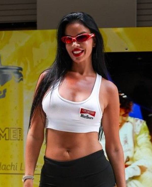 Ivana Knöll posiert im Fahrerlager der Formel 1 in Miami für die Fotografen.