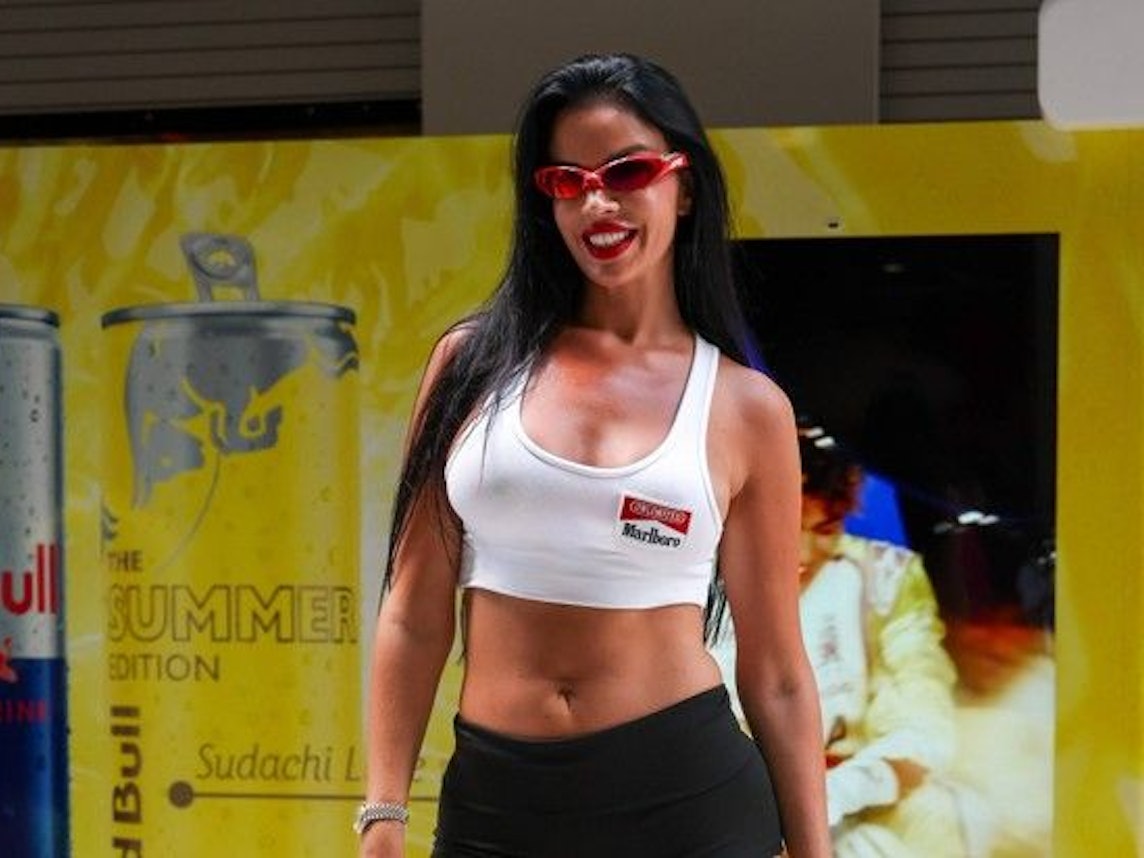 Ivana Knöll posiert im Fahrerlager der Formel 1 in Miami für die Fotografen.