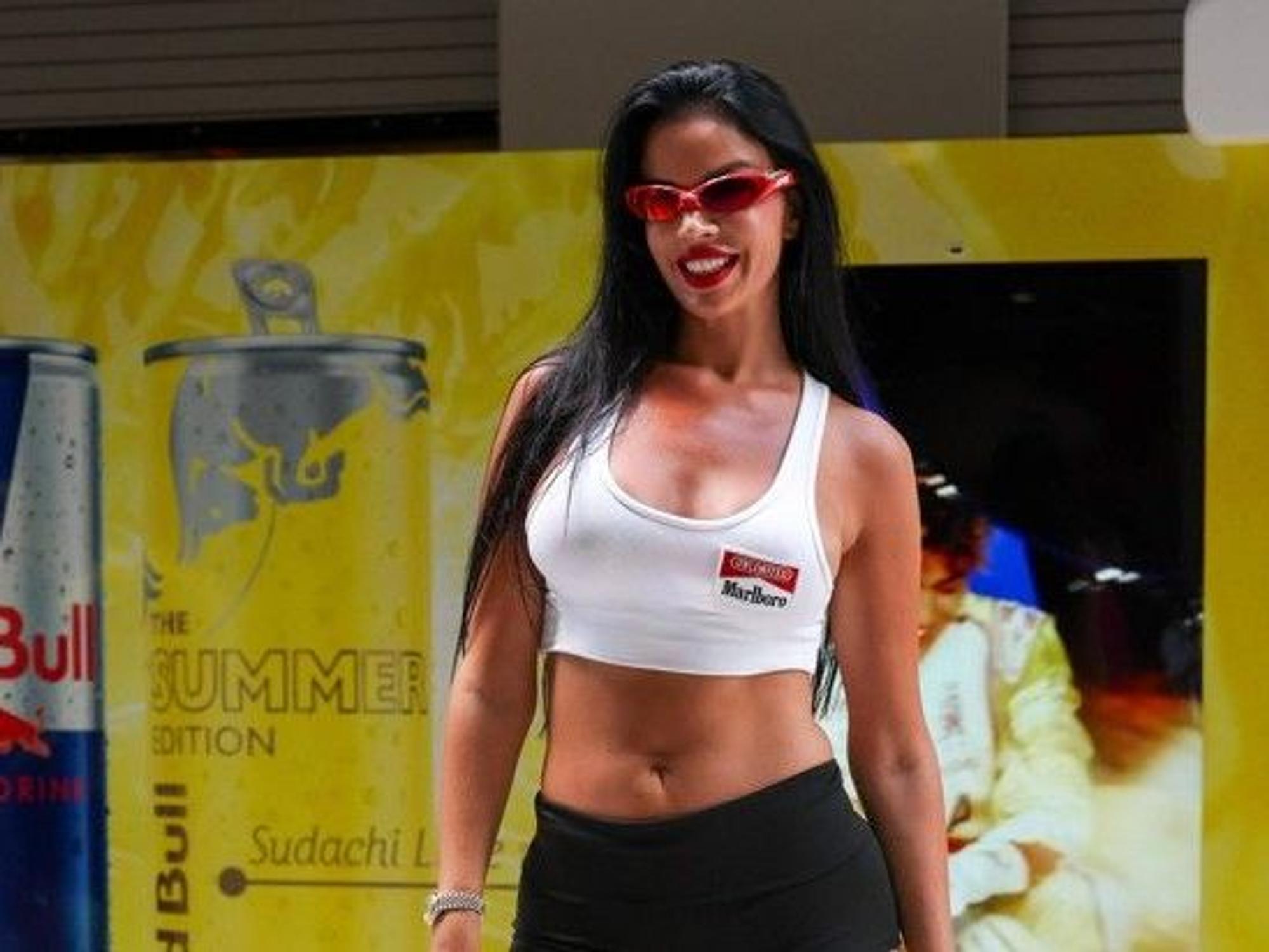 Ivana Knöll posiert im Fahrerlager der Formel 1 in Miami für die Fotografen.