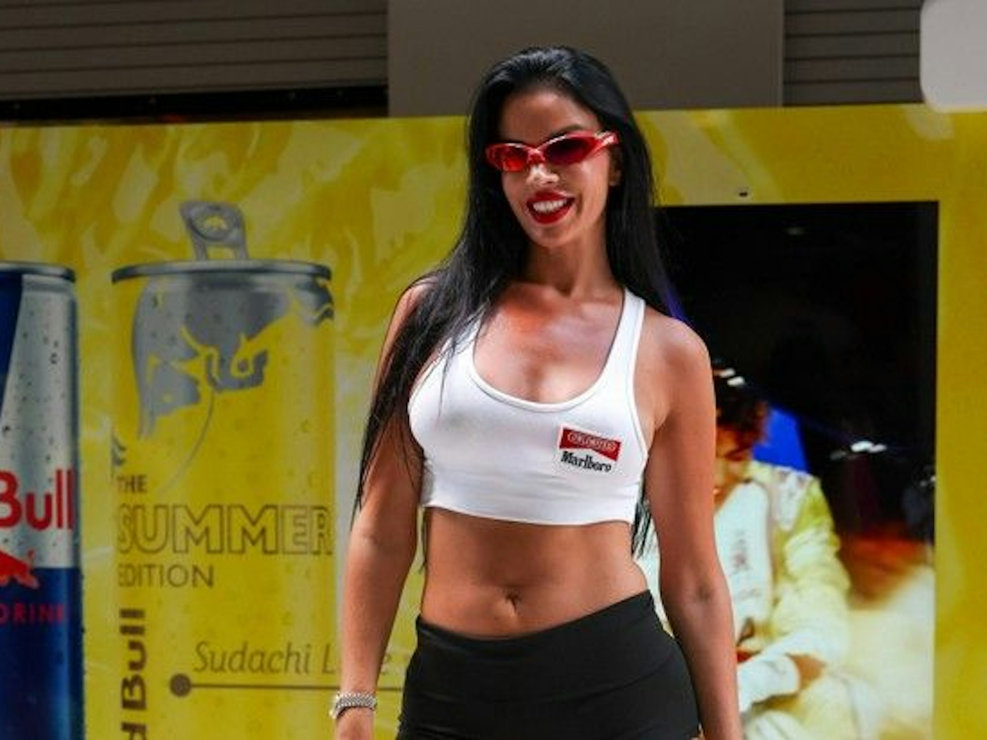 Ivana Knöll posiert im Fahrerlager der Formel 1 in Miami für die Fotografen.