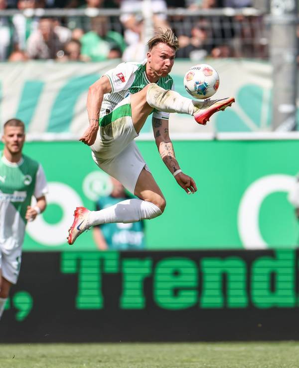Voller Einsatz im Derby: Fürths Felix Klaus nimmt den Ball artistisch in der Luft an.