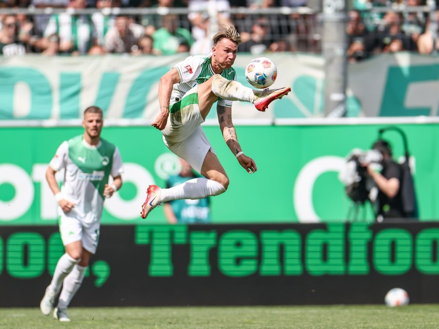Voller Einsatz im Derby: Fürths Felix Klaus nimmt den Ball artistisch in der Luft an.